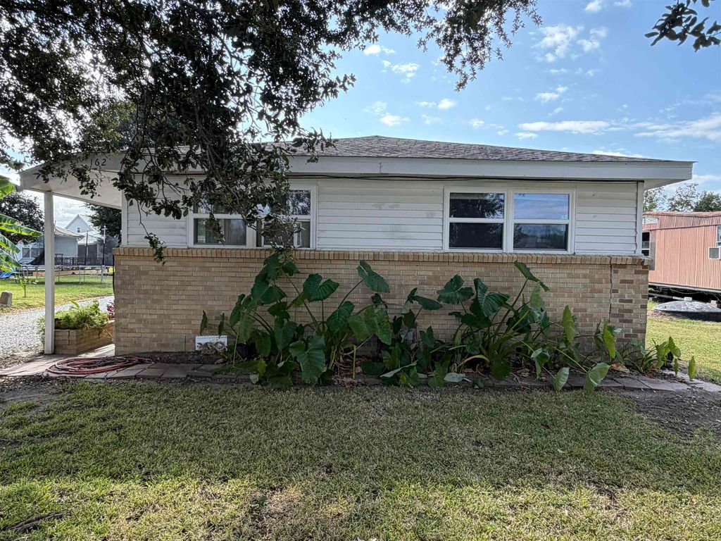 162 Service Rd, Larose, LA 70373