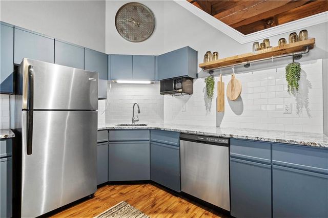 308 W 8th Street 407, Kansas City, MO 64105