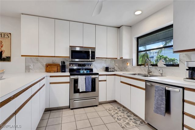 1282 Belaire CT W, Naples, FL 34110