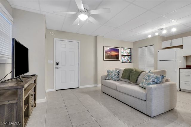 1282 Belaire CT W, Naples, FL 34110