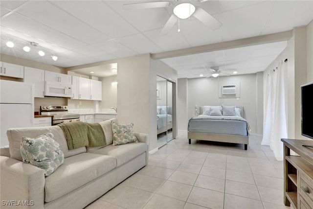 1282 Belaire CT W, Naples, FL 34110