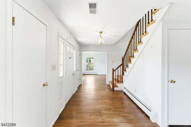 3 Elm St, Chester Boro, NJ 07930