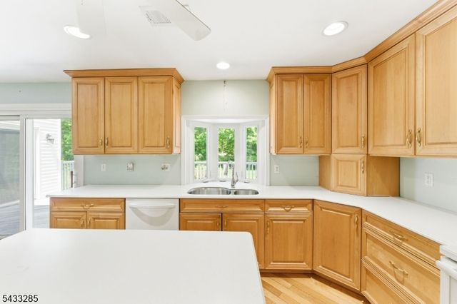 3 Elm St, Chester Boro, NJ 07930