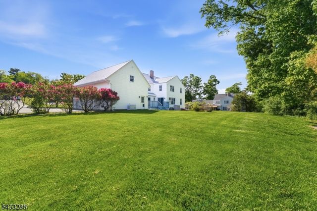 3 Elm St, Chester Boro, NJ 07930