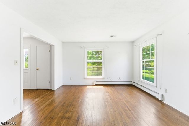 3 Elm St, Chester Boro, NJ 07930