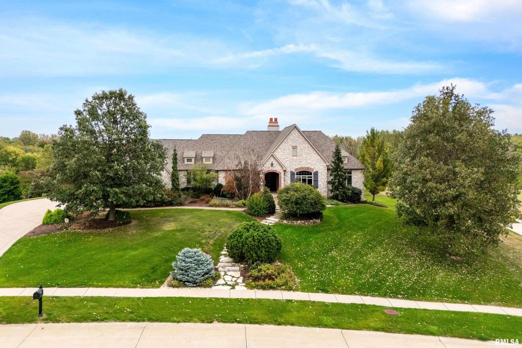 27 PEBBLE CREEK Circle, Le Claire, IA 52753