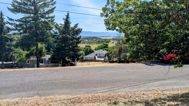 814 Mesa Drive, Eagle Point, OR 97524