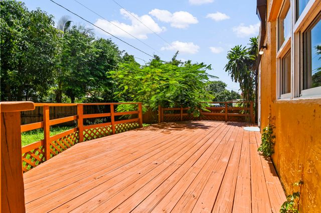 914 30th Court, West Palm Beach, FL 33407