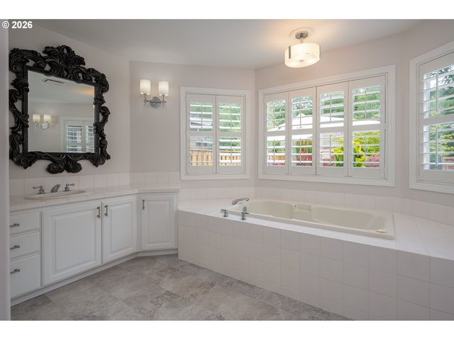 32195 Sw LAKE Dr, Wilsonville, OR 97070