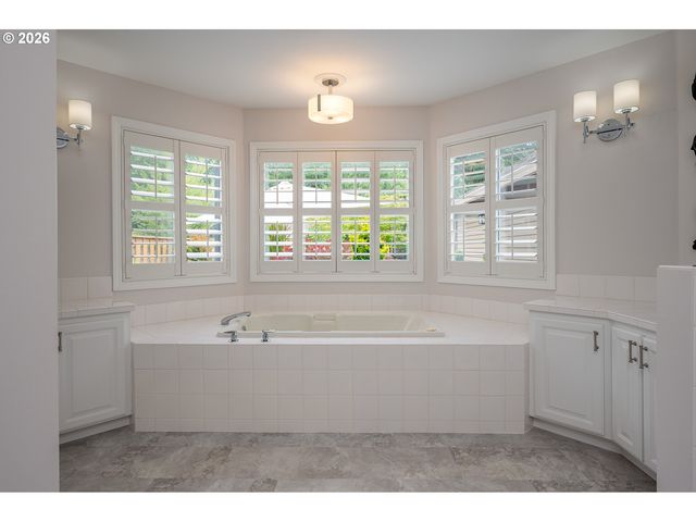 32195 Sw LAKE Dr, Wilsonville, OR 97070
