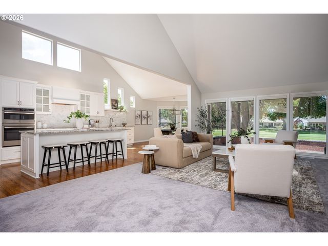 32195 Sw LAKE Dr, Wilsonville, OR 97070