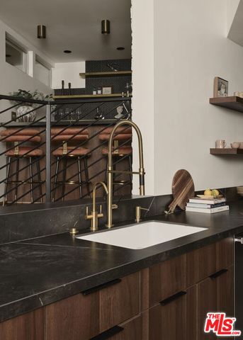 2055 N Gramercy, Los Angeles, CA 90068