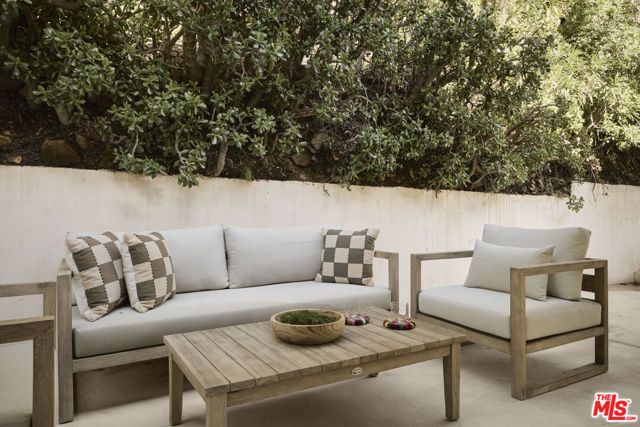 2055 N Gramercy, Los Angeles, CA 90068