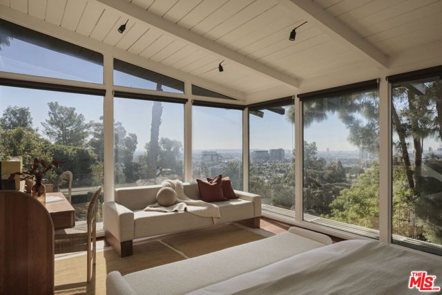 2055 N Gramercy, Los Angeles, CA 90068