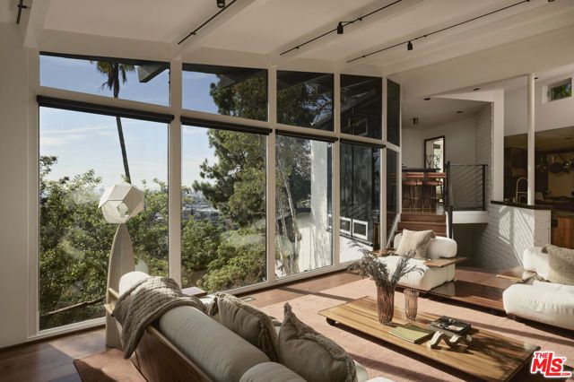 2055 N Gramercy, Los Angeles, CA 90068