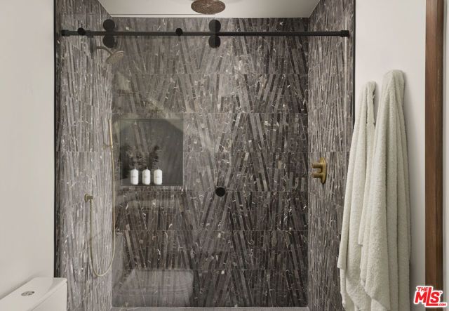 2055 N Gramercy, Los Angeles, CA 90068