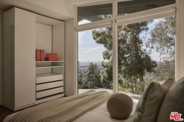 2055 N Gramercy, Los Angeles, CA 90068