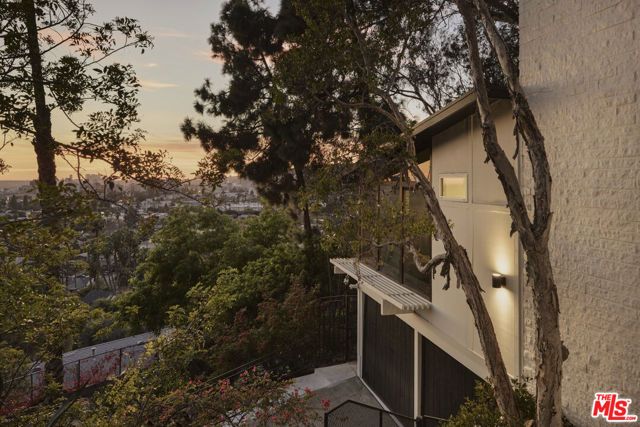 2055 N Gramercy, Los Angeles, CA 90068