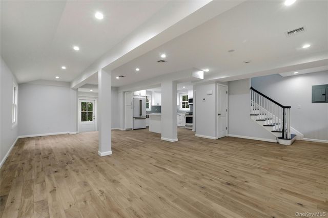 17 Tatterson Street, Roslyn, NY 11576