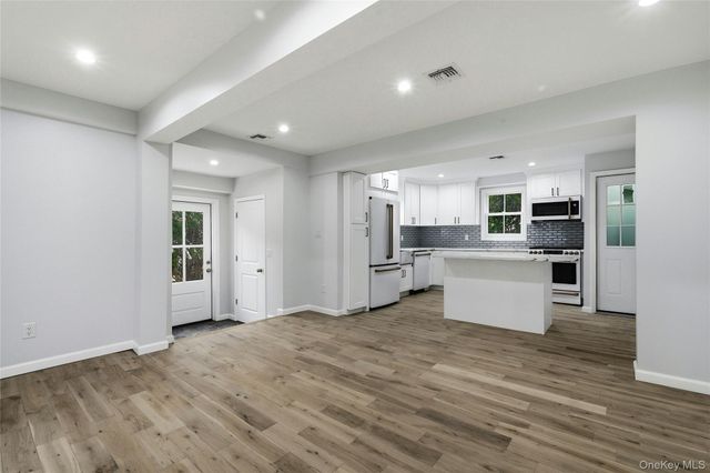 17 Tatterson Street, Roslyn, NY 11576