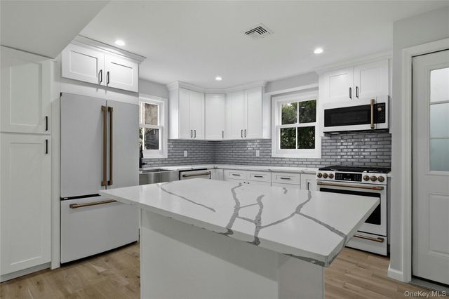 17 Tatterson Street, Roslyn, NY 11576