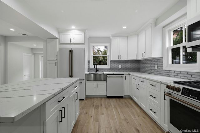 17 Tatterson Street, Roslyn, NY 11576