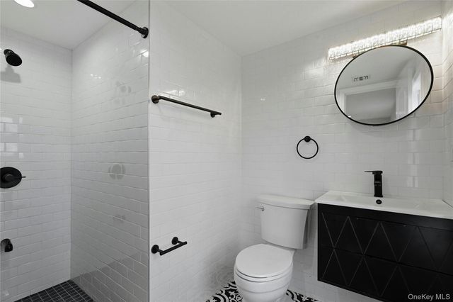 17 Tatterson Street, Roslyn, NY 11576