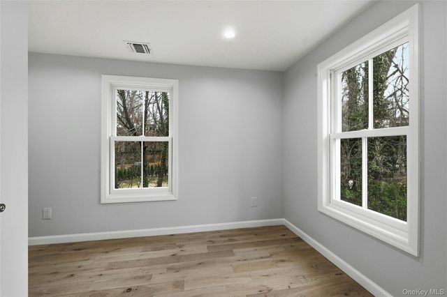 17 Tatterson Street, Roslyn, NY 11576