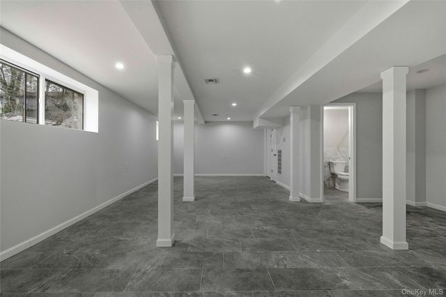 17 Tatterson Street, Roslyn, NY 11576