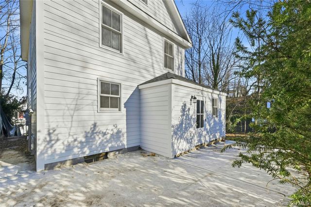 17 Tatterson Street, Roslyn, NY 11576