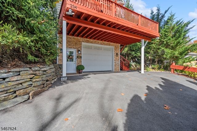 234 Point Breeze Dr, West Milford Twp., NJ 07421