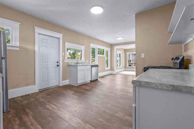 16 Eagle Street, Battle Creek, MI 49037