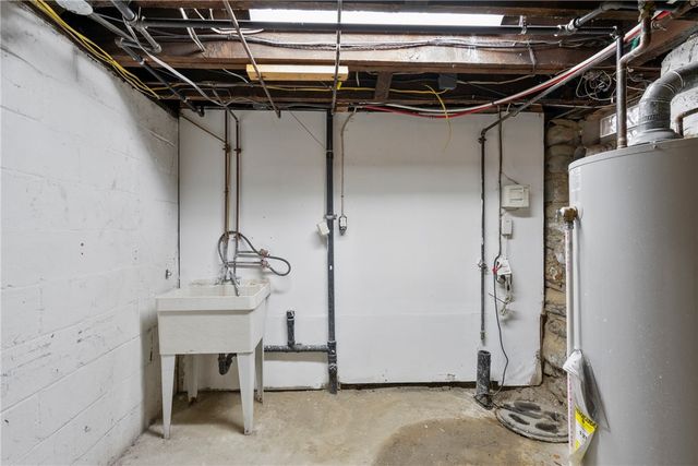 107 W Hutchinson Ave, Edgewood, PA 15218