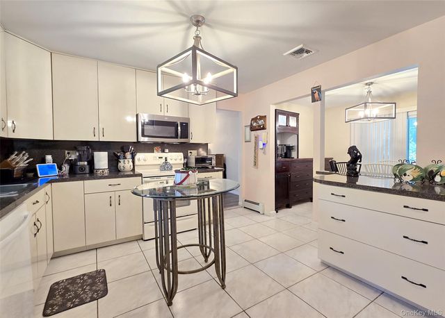 3 Ross Court, Manorville, NY 11949