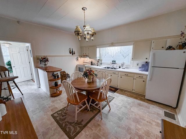 631 6th St, Newport, TN 37821