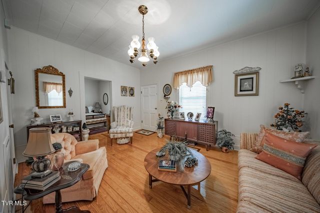 631 6th St, Newport, TN 37821