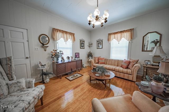 631 6th St, Newport, TN 37821