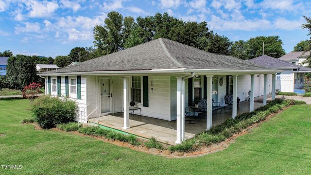 631 6th St, Newport, TN 37821