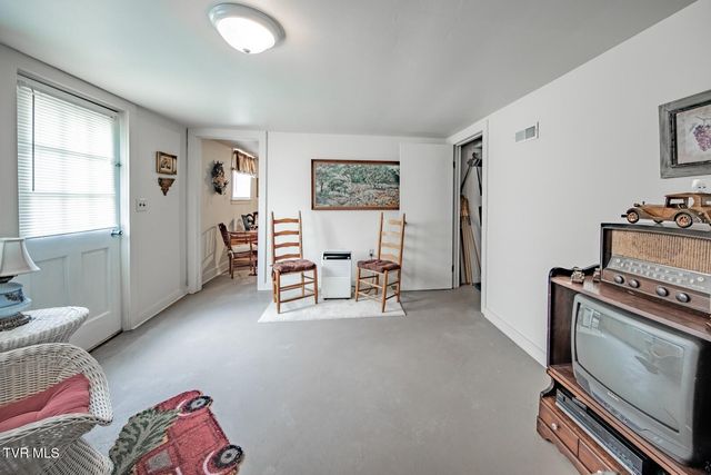 631 6th St, Newport, TN 37821