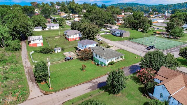 631 6th St, Newport, TN 37821