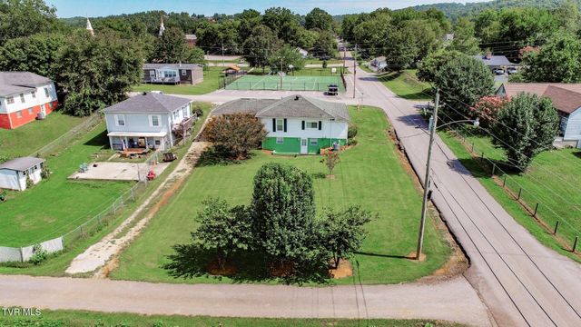 631 6th St, Newport, TN 37821