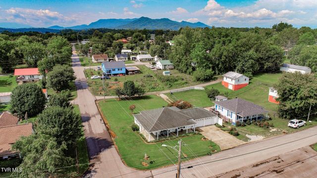 631 6th St, Newport, TN 37821