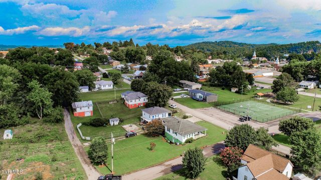 631 6th St, Newport, TN 37821