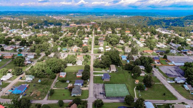 631 6th St, Newport, TN 37821