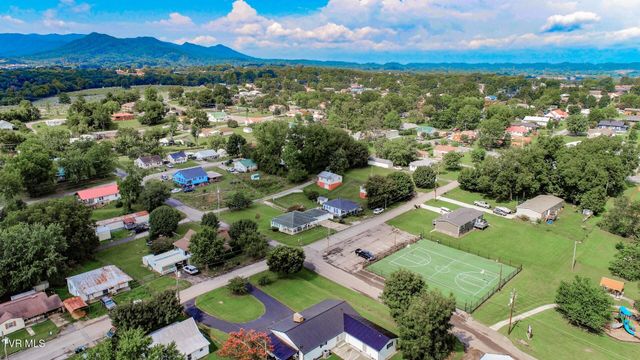 631 6th St, Newport, TN 37821