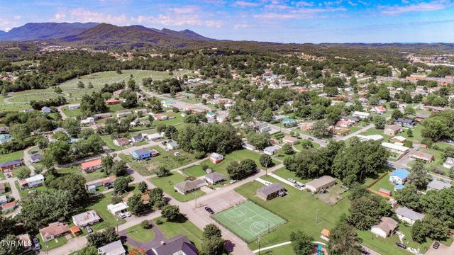 631 6th St, Newport, TN 37821