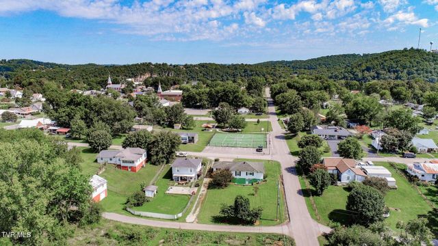 631 6th St, Newport, TN 37821