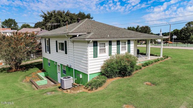 631 6th St, Newport, TN 37821