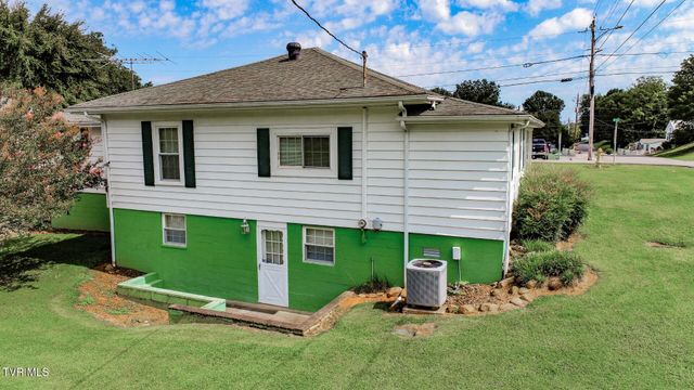 631 6th St, Newport, TN 37821