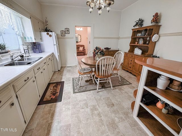 631 6th St, Newport, TN 37821